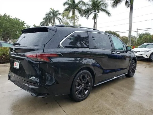 2022 Toyota Sienna XSE 7 Passenger photo 5