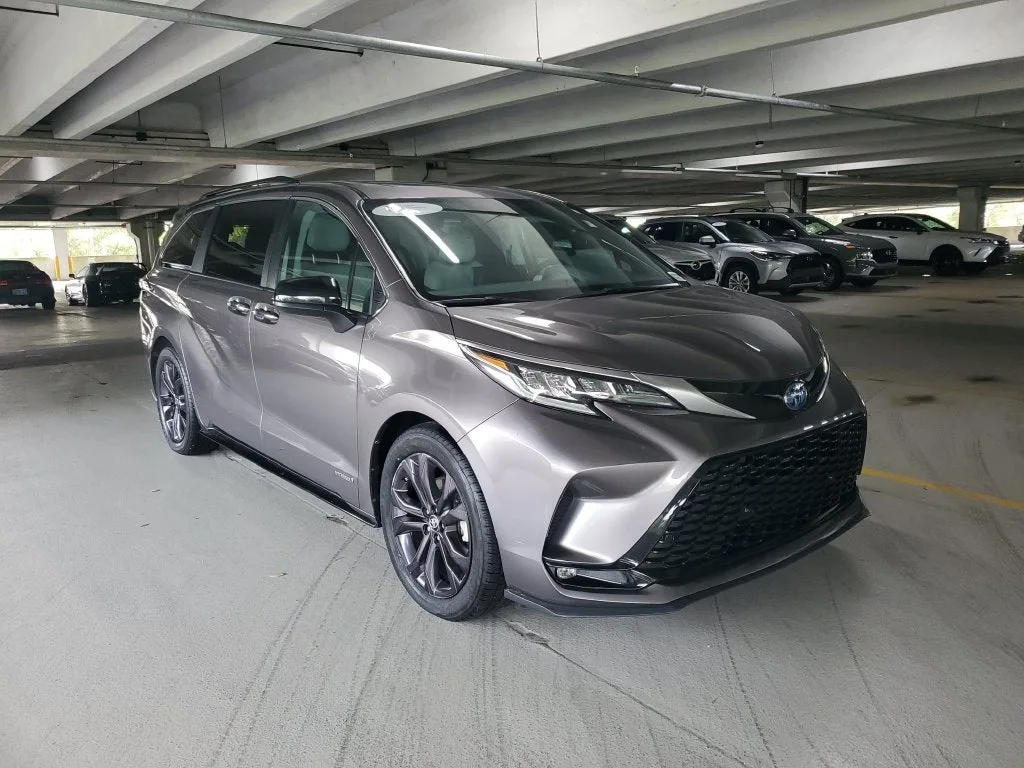 2021 Toyota Sienna XSE 7 Passenger photo 3
