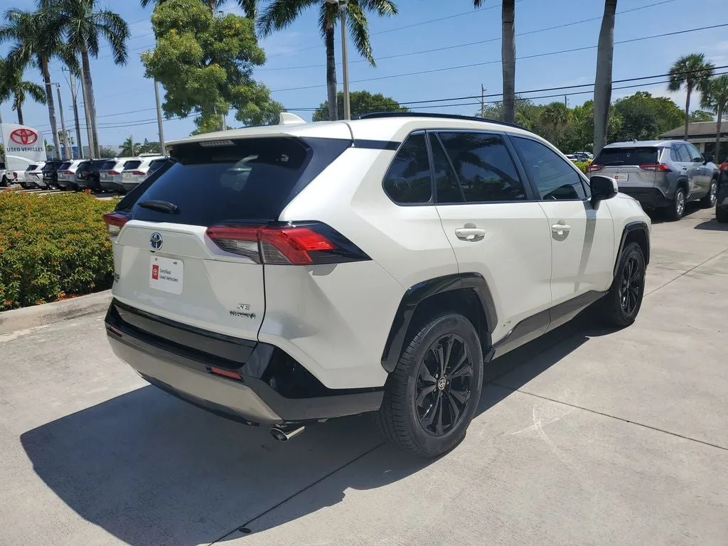 2022 Toyota RAV4 Hybrid SE photo 4