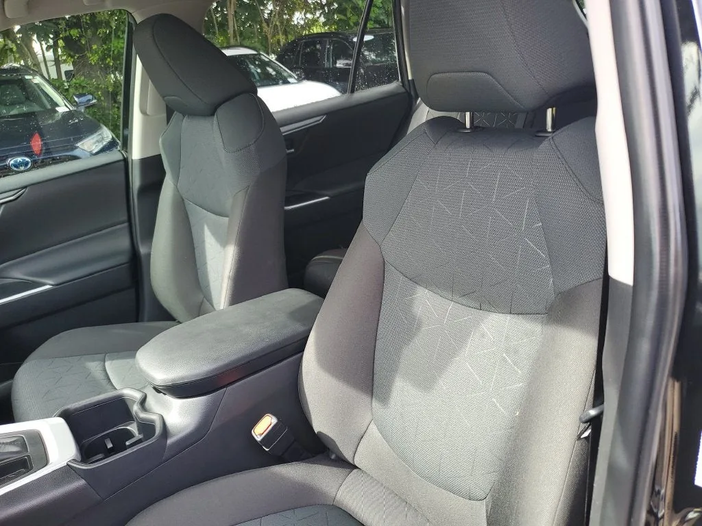 2025 Toyota RAV4 XLE photo 19
