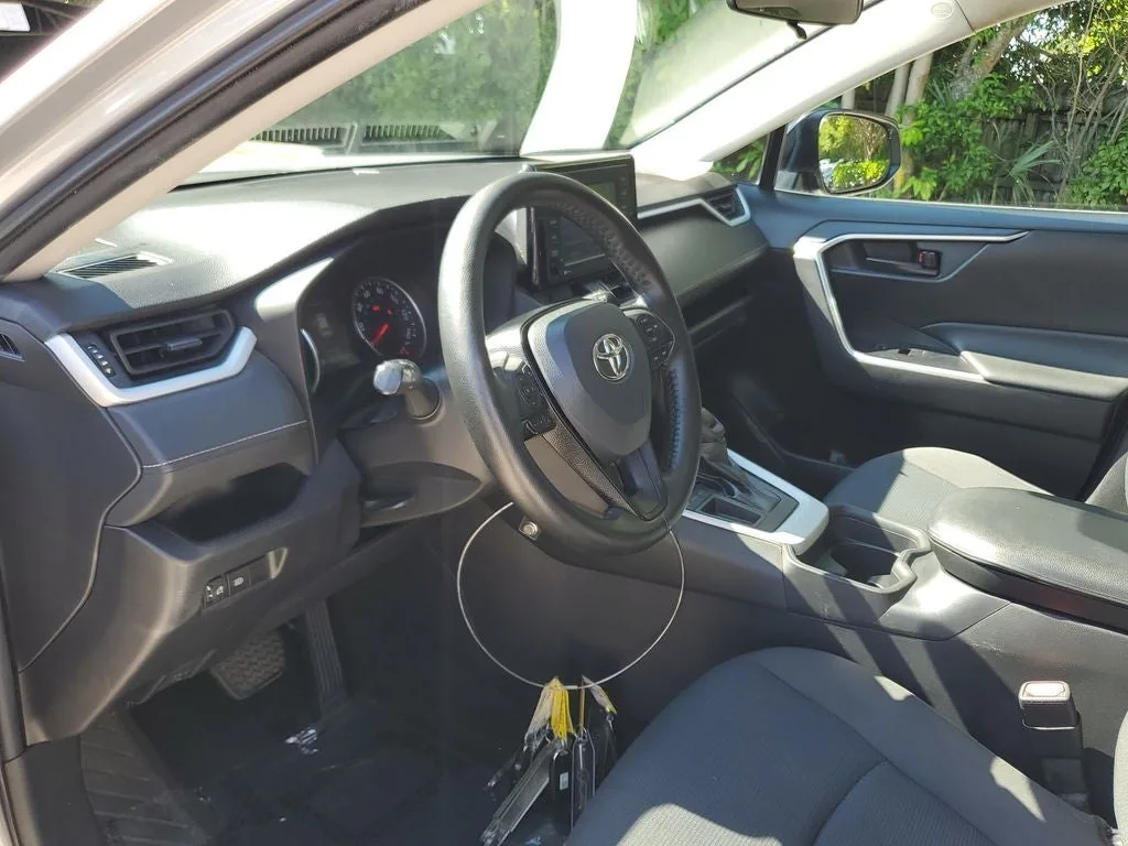 2021 Toyota RAV4 LE photo 21