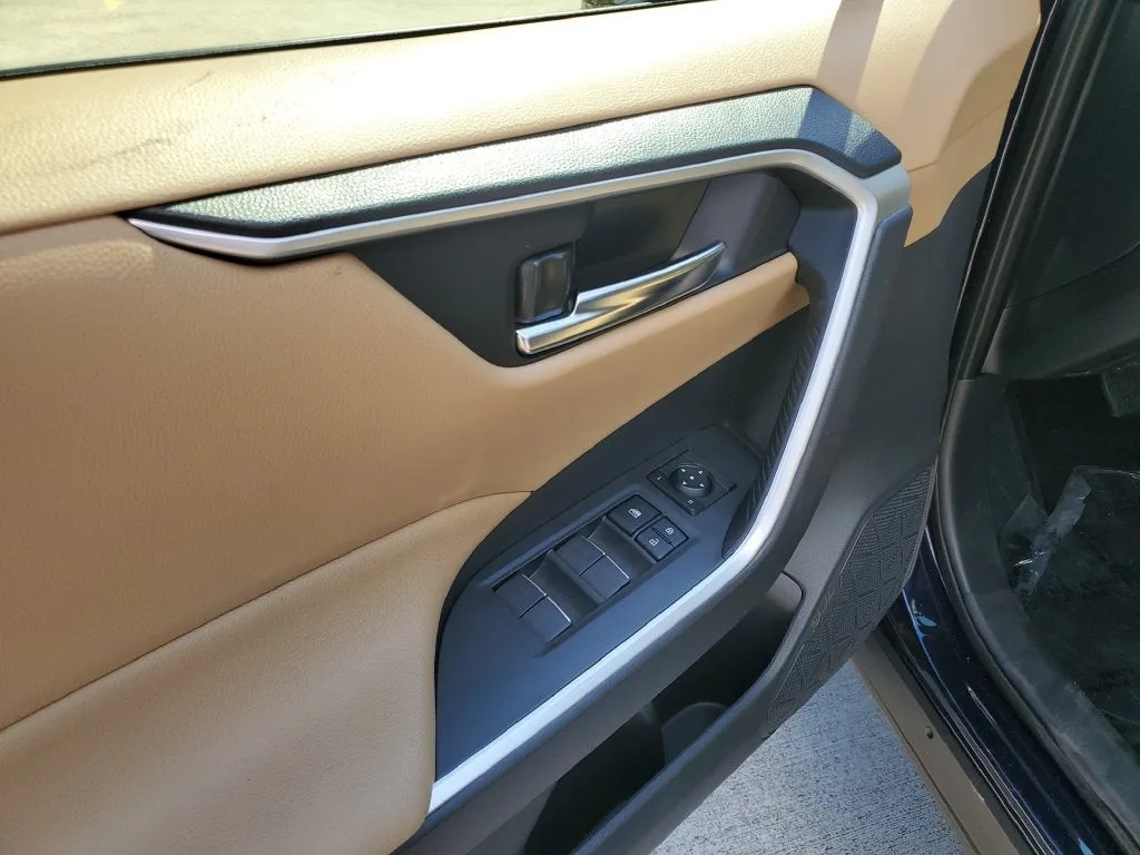 2024 Toyota RAV4 Hybrid XLE photo 18