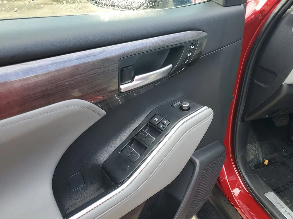 2023 Toyota Highlander Limited photo 20