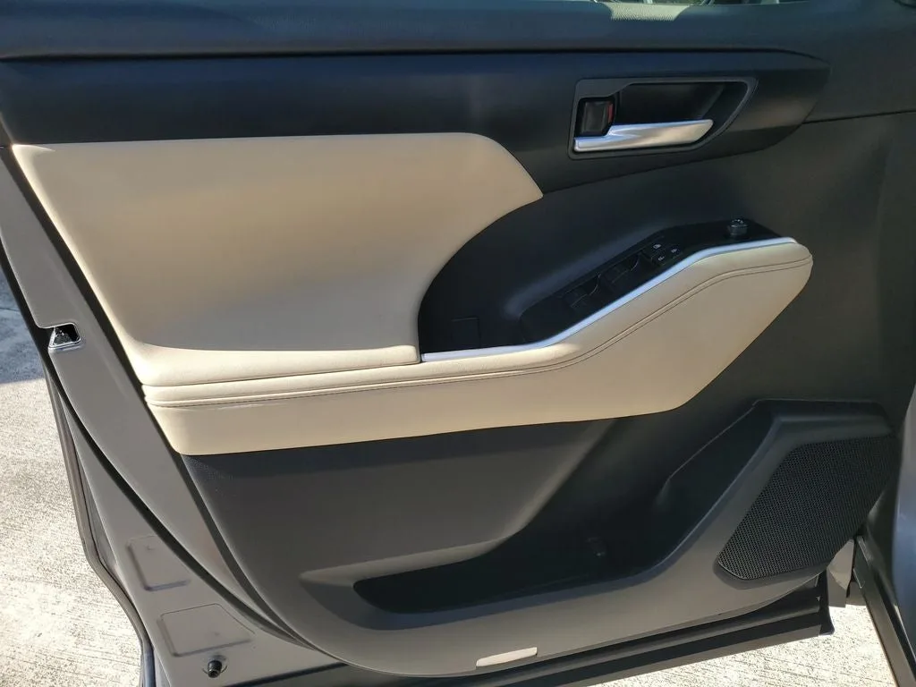 2025 Toyota Highlander XLE photo 19