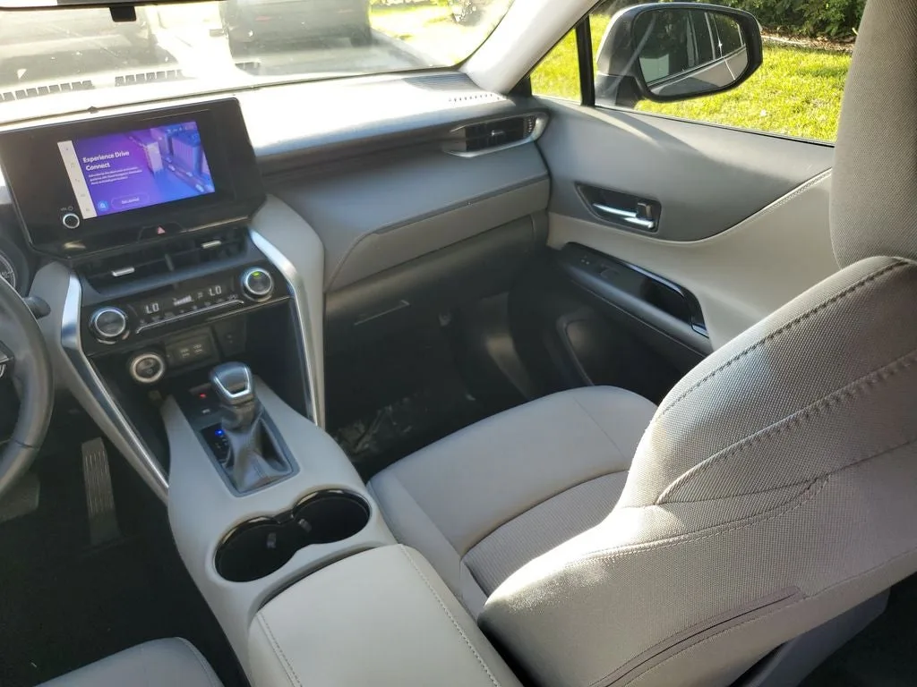 2023 Toyota Venza LE photo 15
