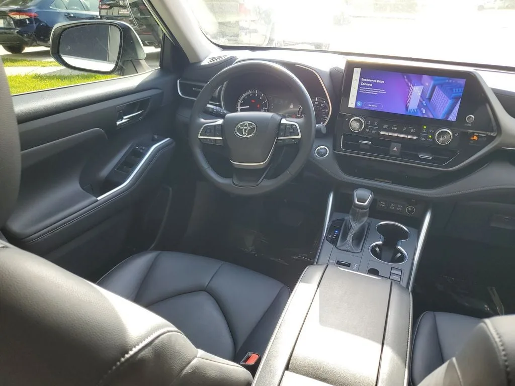 2024 Toyota Highlander XLE photo 17