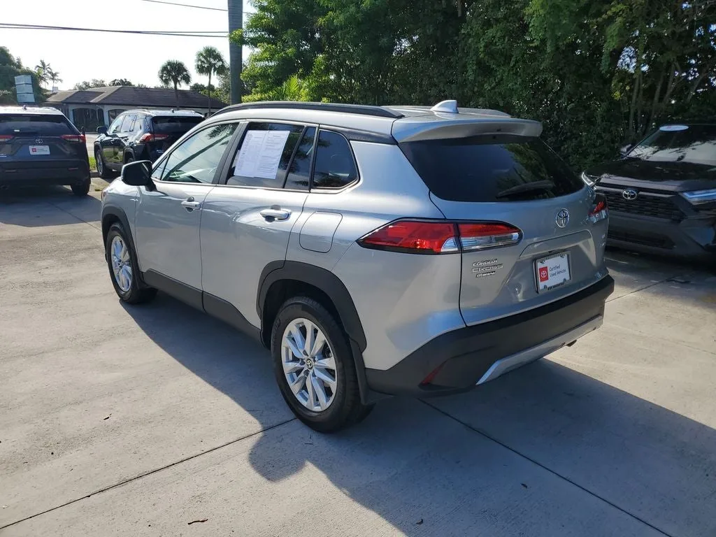 2024 Toyota Corolla Cross LE photo 6
