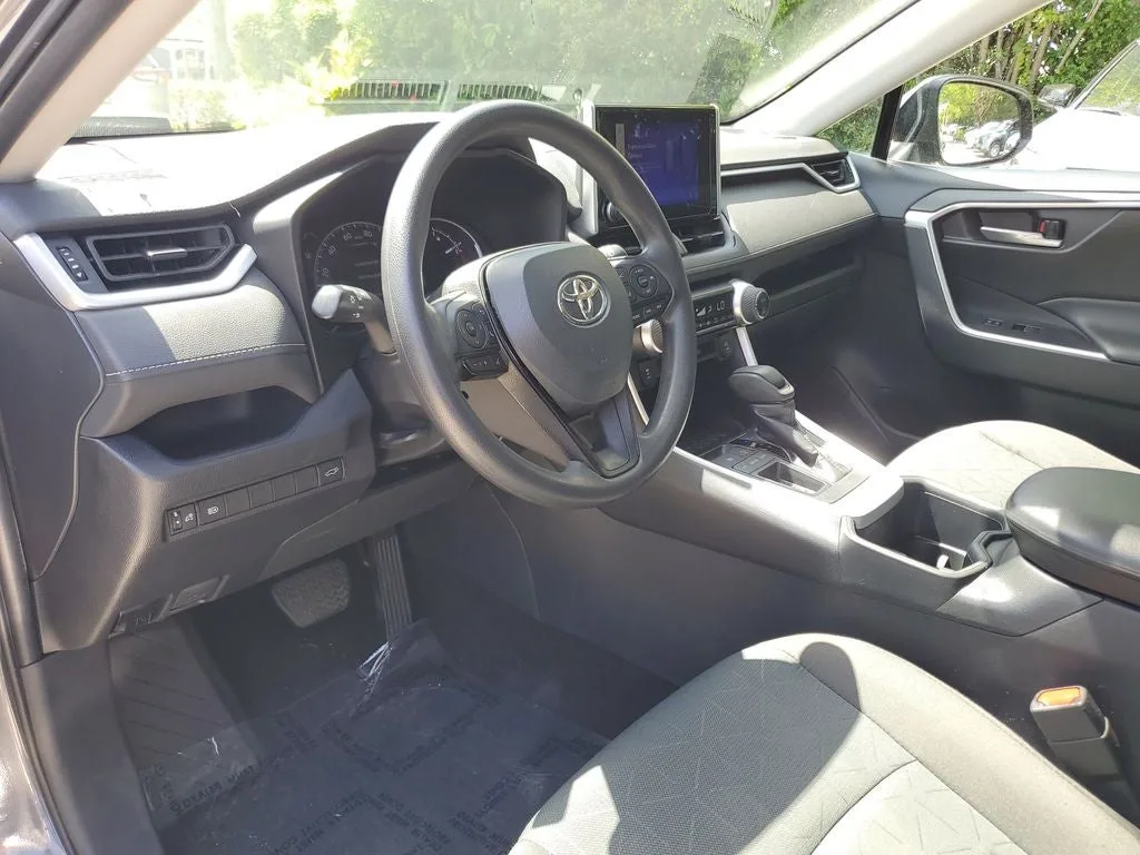 2024 Toyota RAV4 XLE photo 23