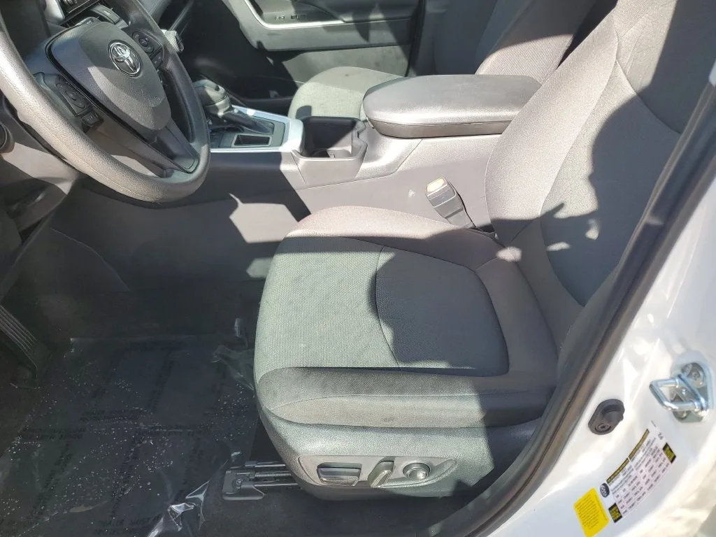 2025 Toyota RAV4 XLE photo 20