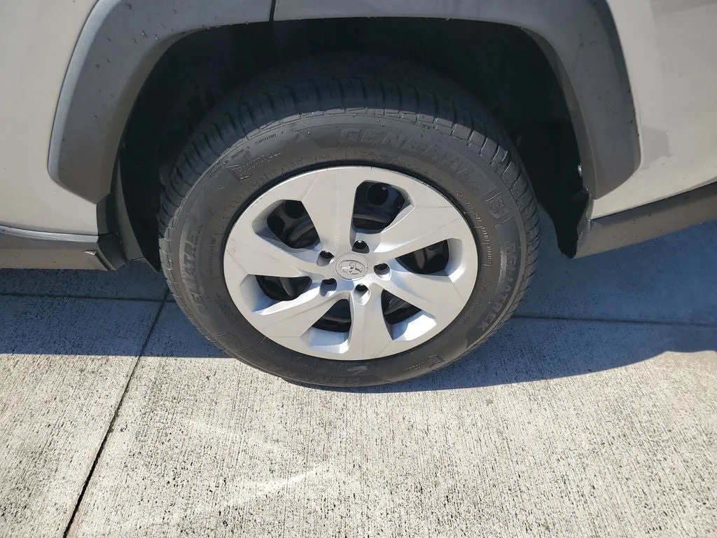 2021 Toyota RAV4 LE photo 7