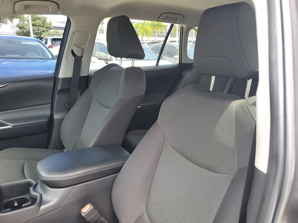 2024 Toyota RAV4 XLE photo 19