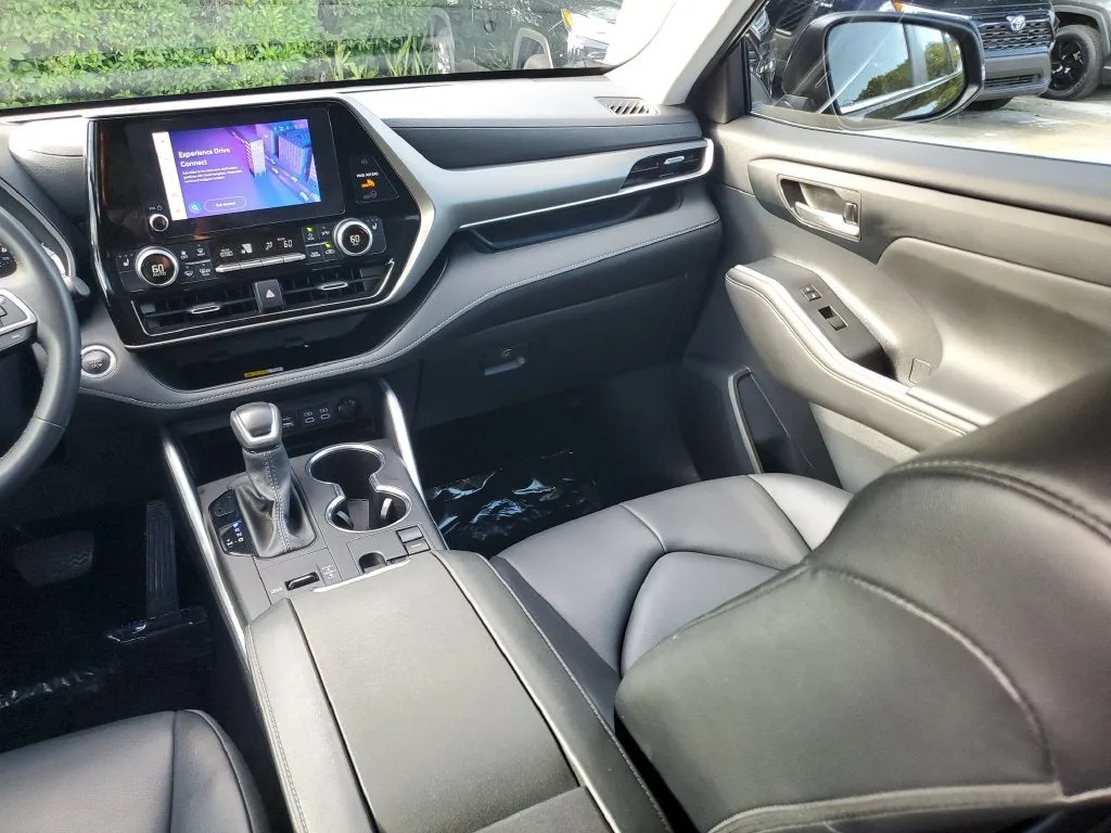 2024 Toyota Highlander XLE photo 18