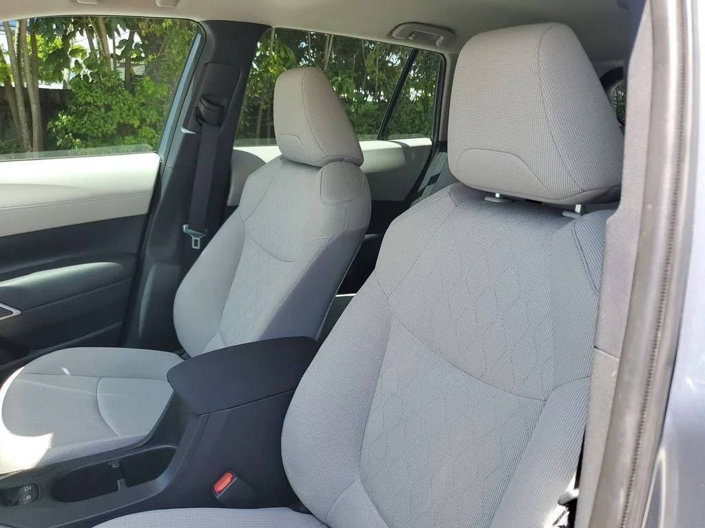 2024 Toyota Corolla Cross L photo 18