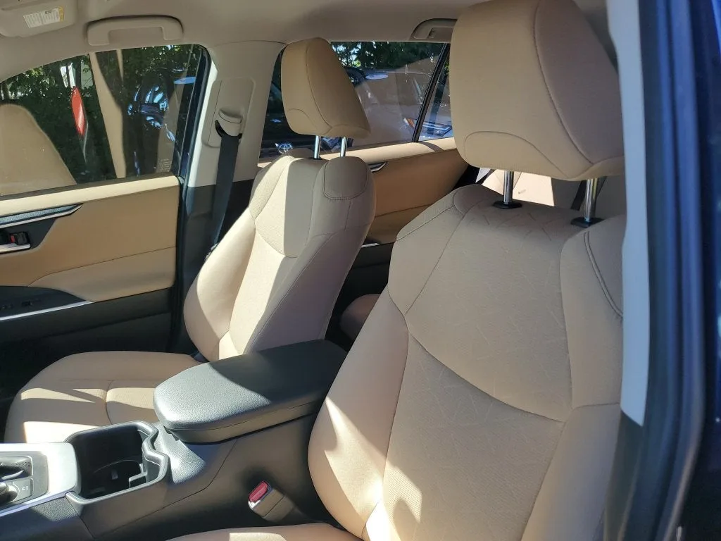 2024 Toyota RAV4 Hybrid XLE photo 19