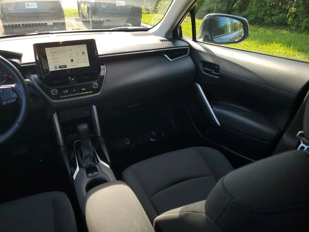2024 Toyota Corolla Cross LE photo 16