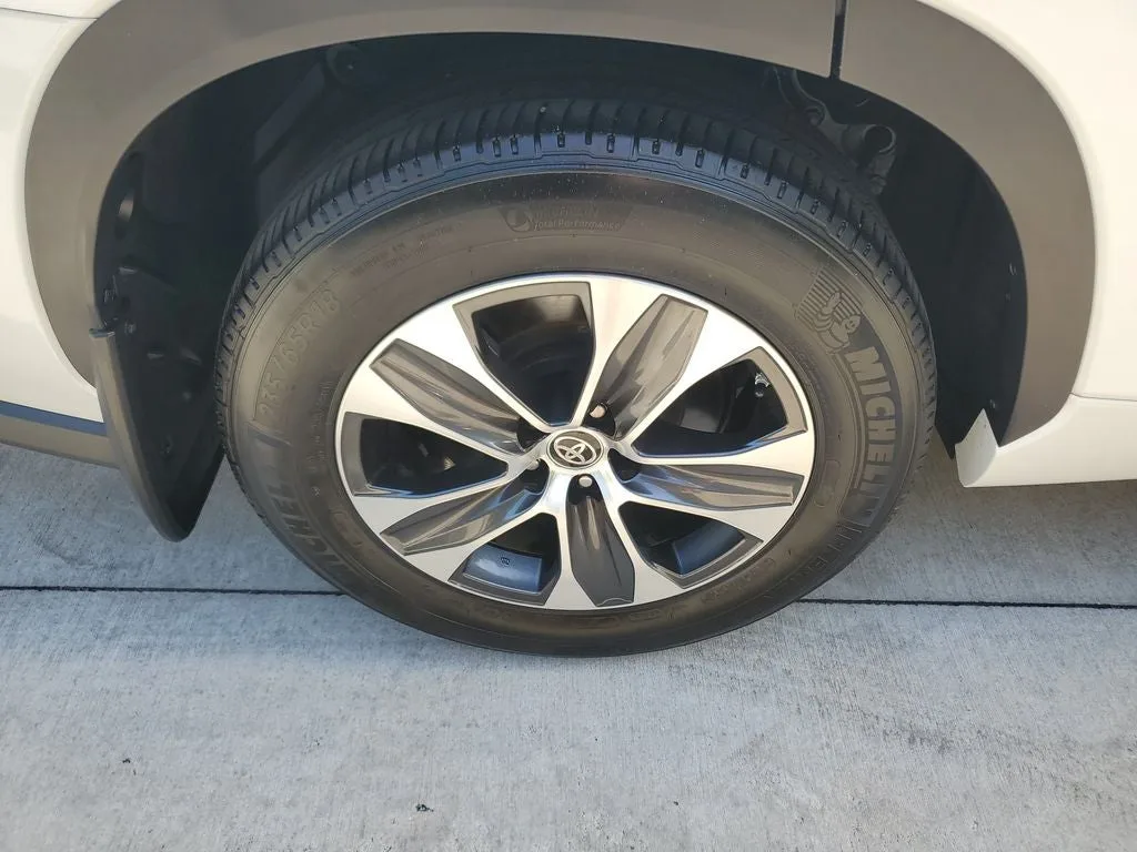 2024 Toyota Highlander XLE photo 7