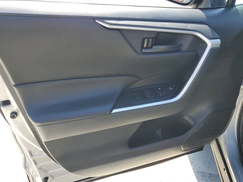 2021 Toyota RAV4 LE photo 17