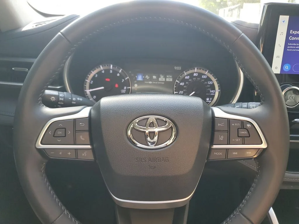 2024 Toyota Highlander XLE photo 25