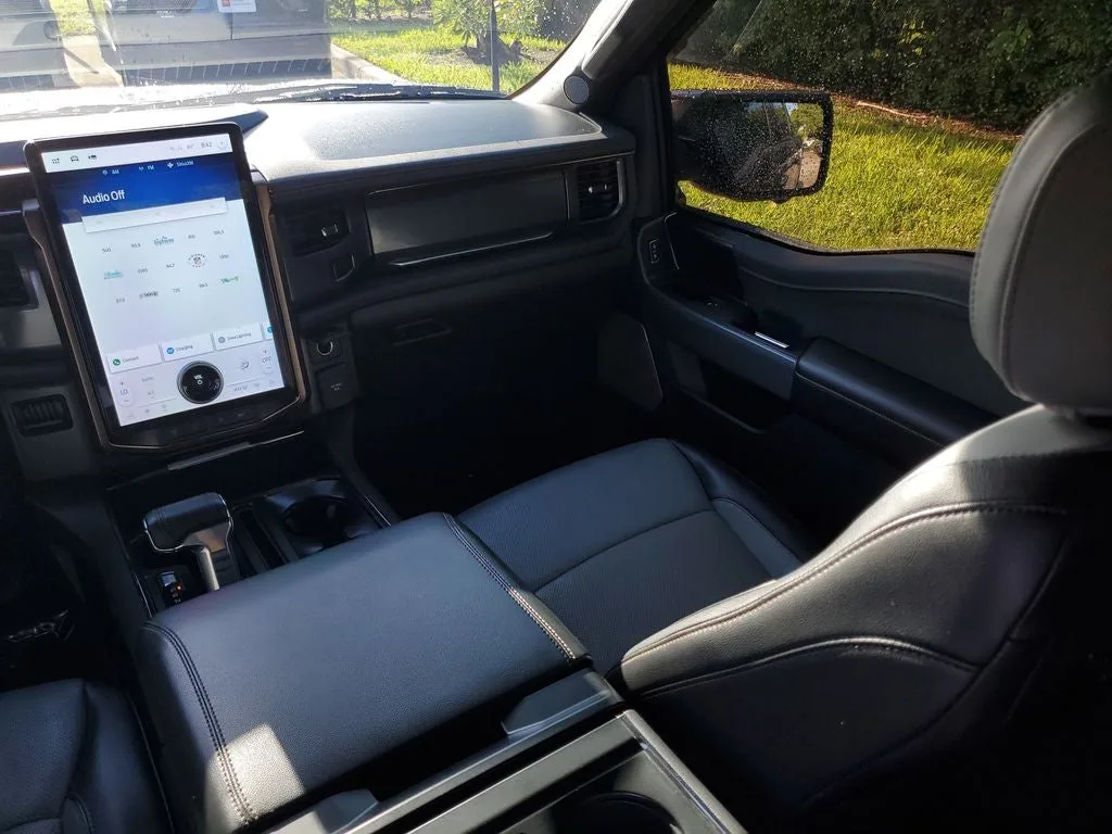 2022 Ford F-150 Lightning Lariat photo 15
