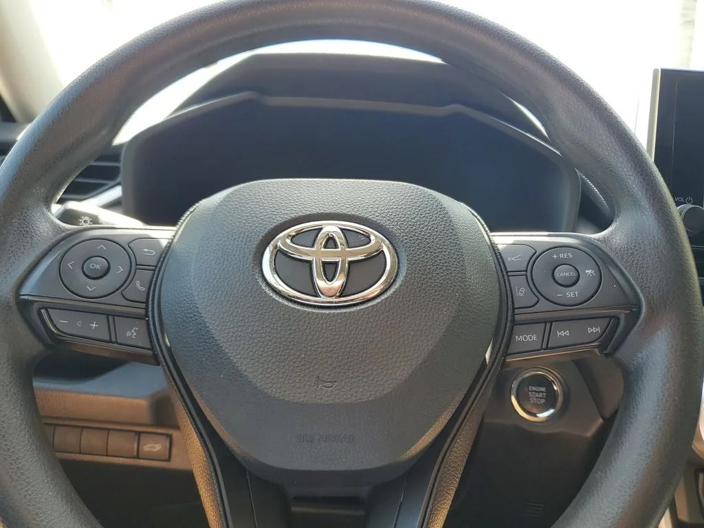 2024 Toyota RAV4 XLE photo 24