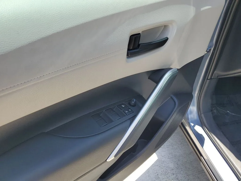 2024 Toyota Corolla Cross L photo 17
