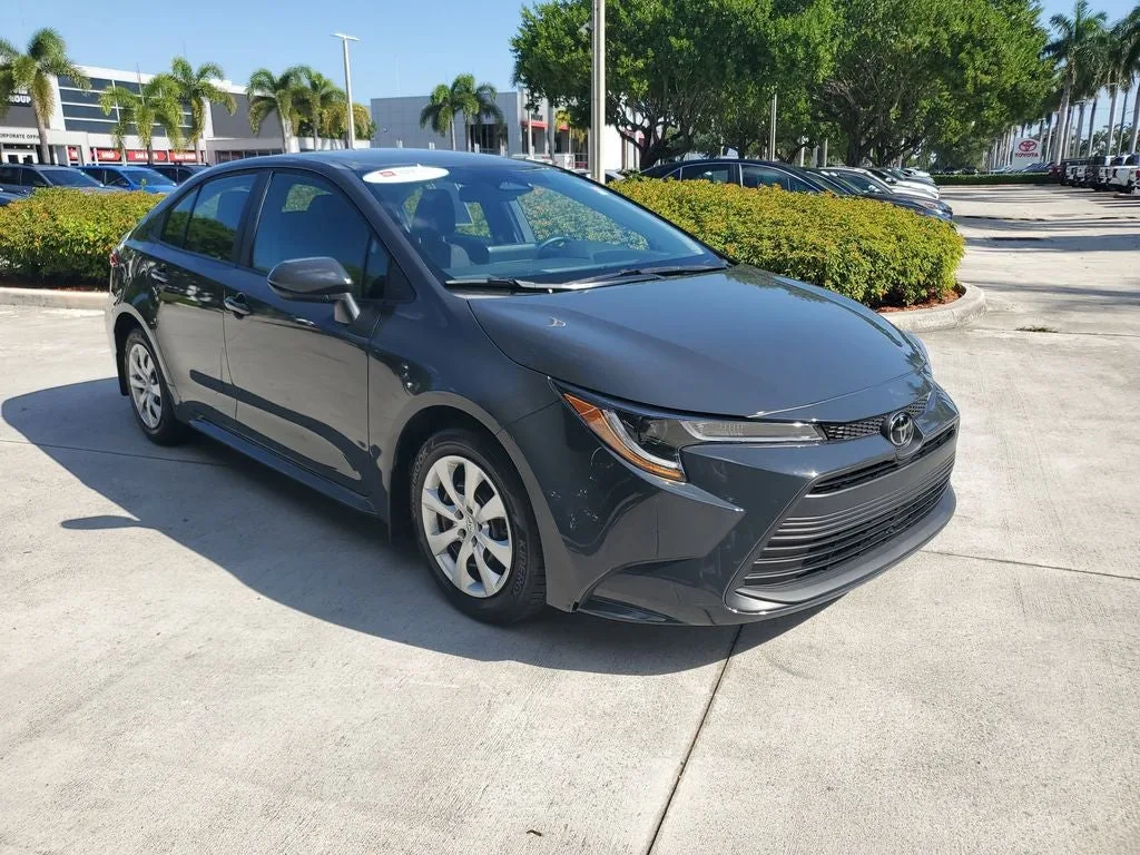 2025 Toyota Corolla LE photo 3