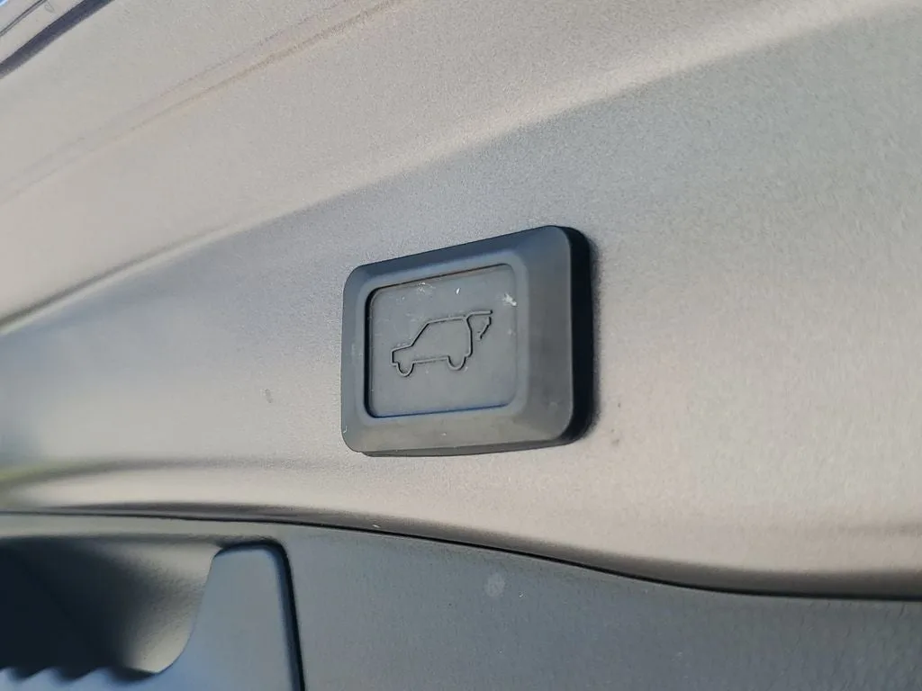 2023 Toyota RAV4 Hybrid XSE photo 11