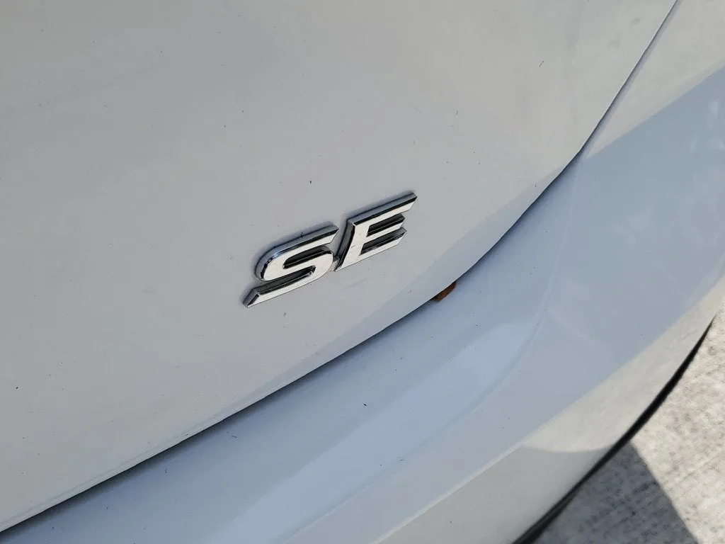 2025 Toyota Camry SE photo 8