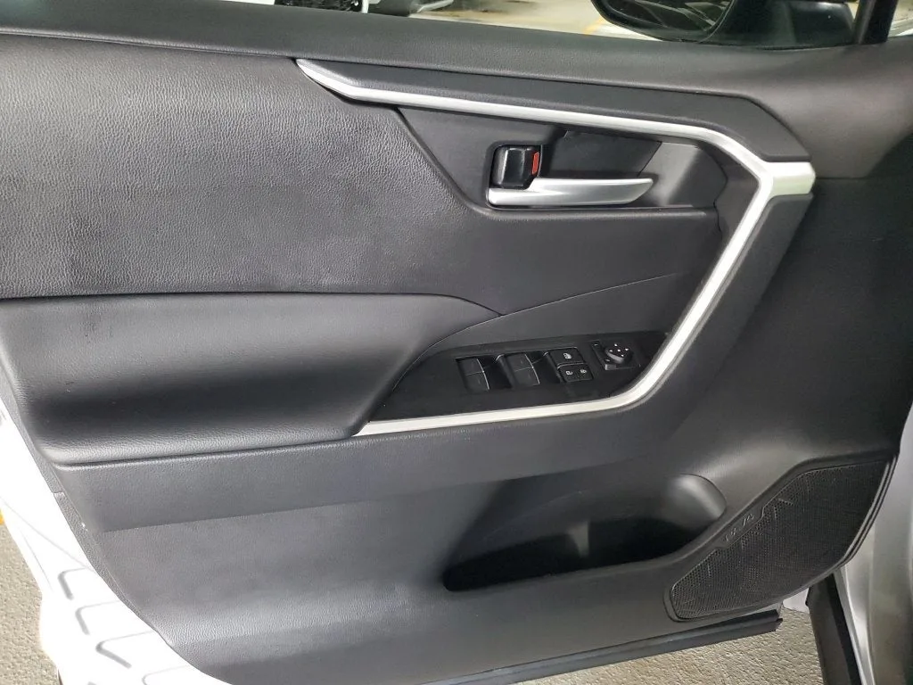 2024 Toyota RAV4 XLE Premium photo 18