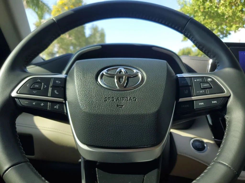2025 Toyota Highlander XLE photo 24