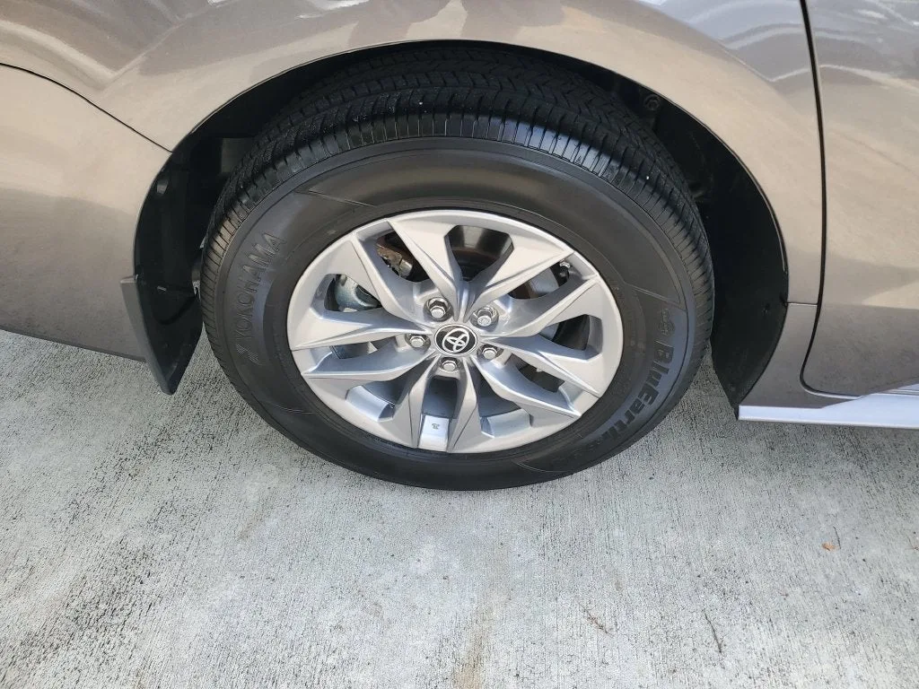 2024 Toyota Sienna XLE 8 Passenger photo 7
