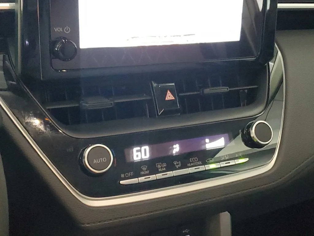 2023 Toyota Corolla Cross LE photo 28