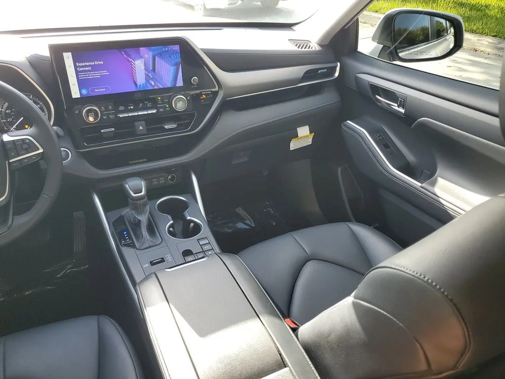 2024 Toyota Highlander XLE photo 19