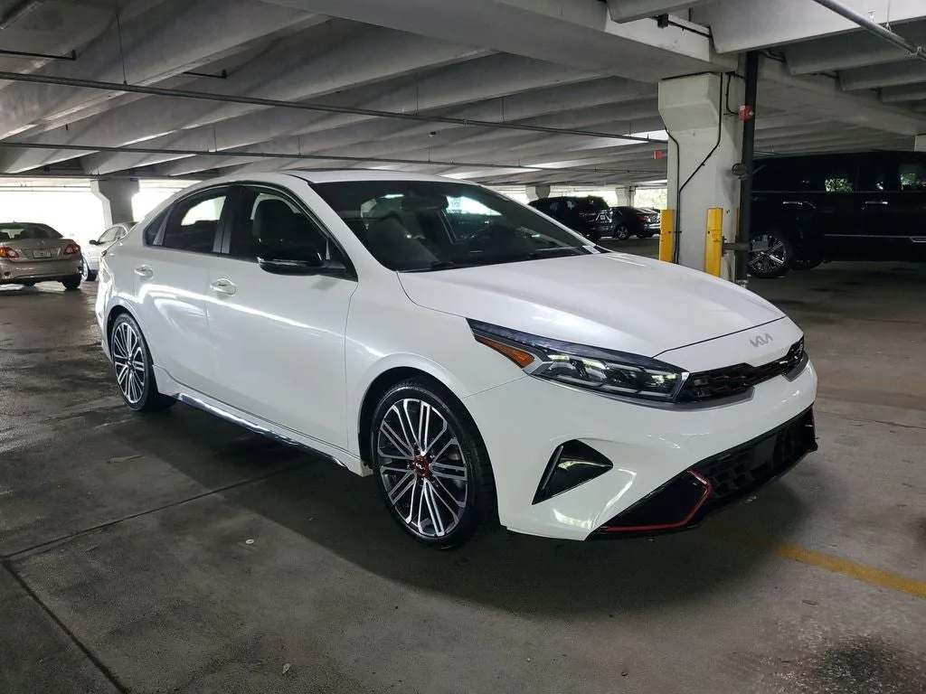 2023 Kia Forte GT photo 3
