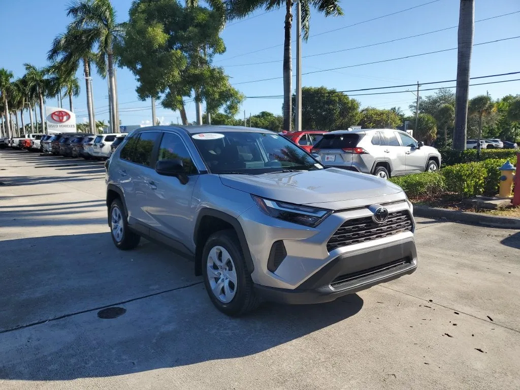 2024 Toyota RAV4 LE photo 3