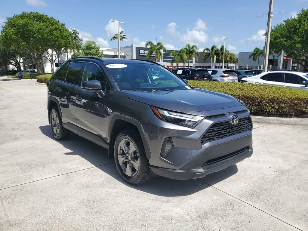 2024 Toyota RAV4 XLE photo 3