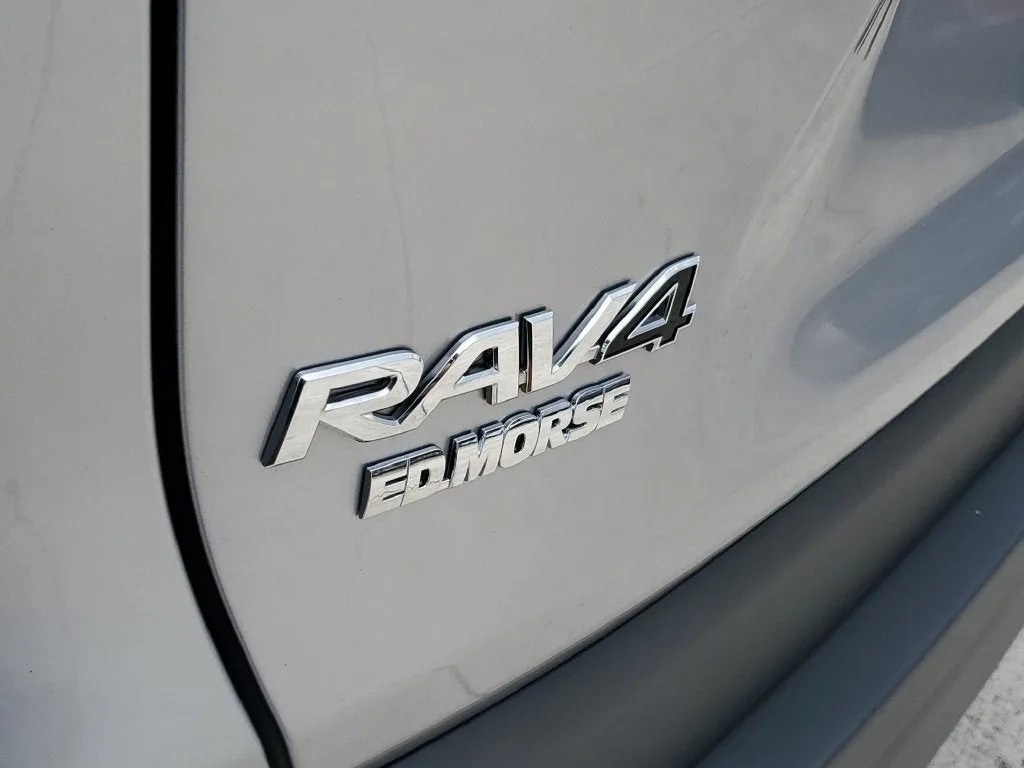 2023 Toyota RAV4 XLE Premium photo 8