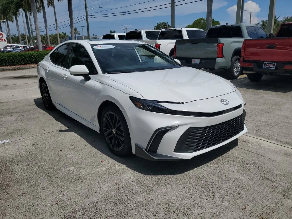 2025 Toyota Camry SE photo 3