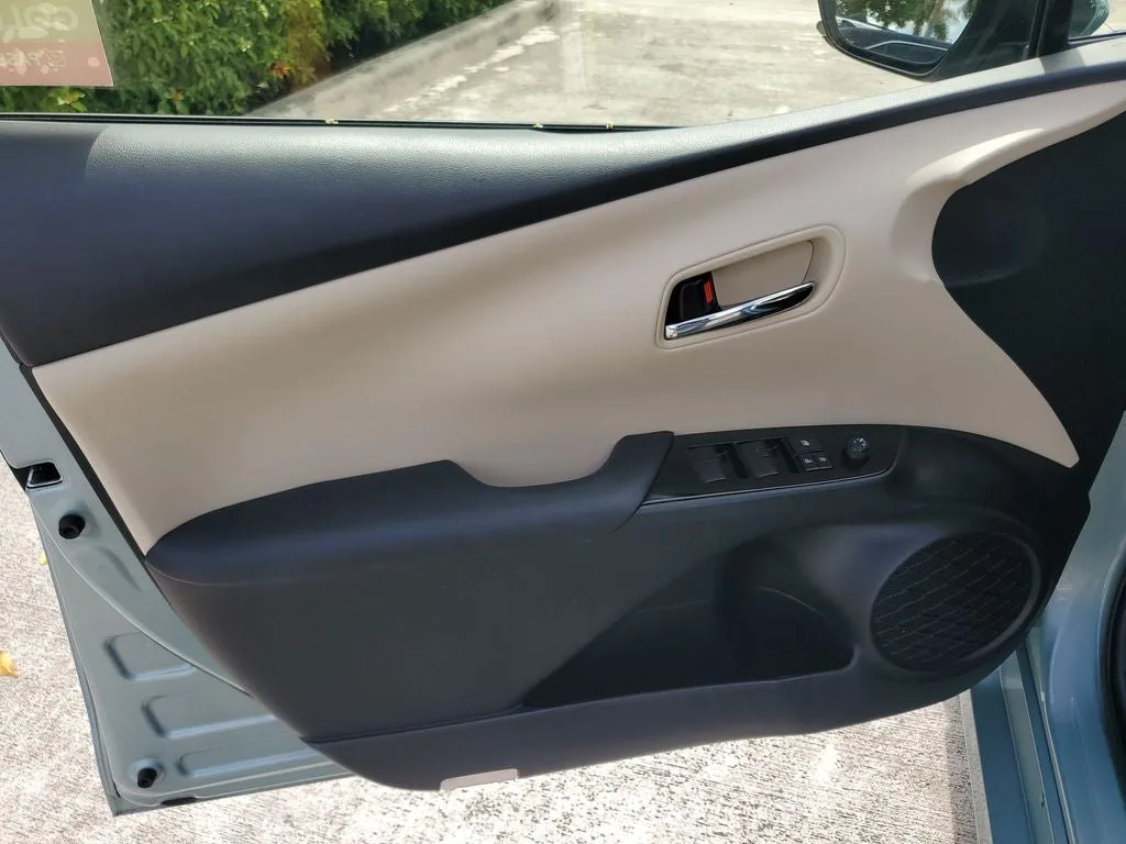 2022 Toyota Prius XLE photo 17