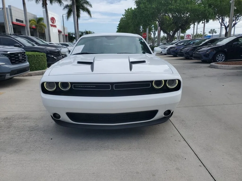 2019 Dodge Challenger SXT photo 2
