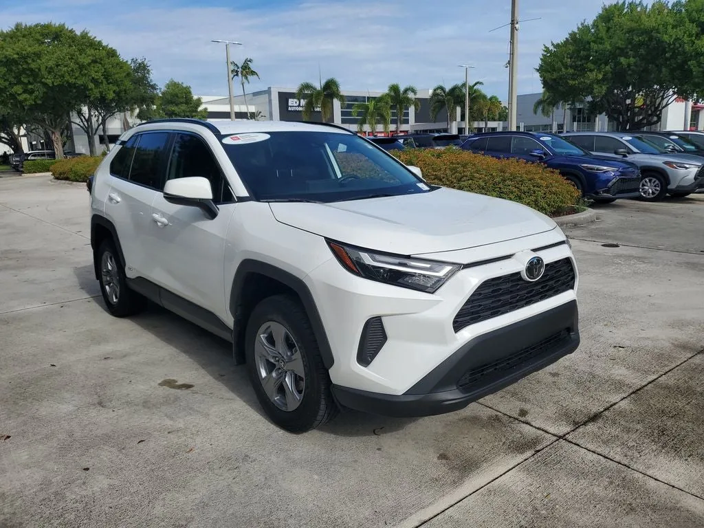 2025 Toyota RAV4 Hybrid LE photo 3