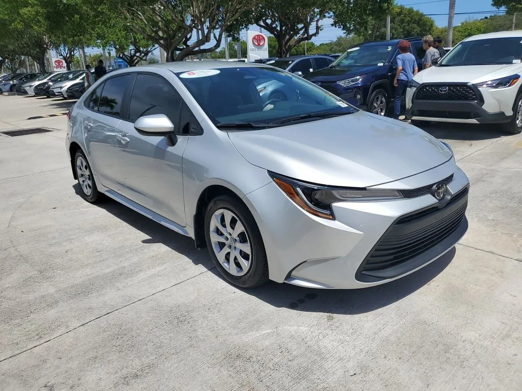 2025 Toyota Corolla LE photo 3