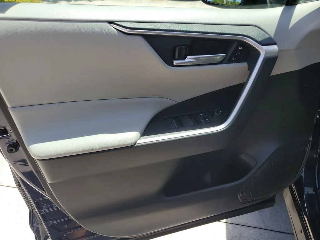 2021 Toyota RAV4 Hybrid XLE Premium photo 19