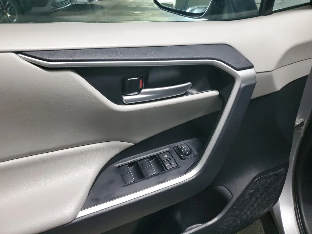 2025 Toyota RAV4 XLE photo 18