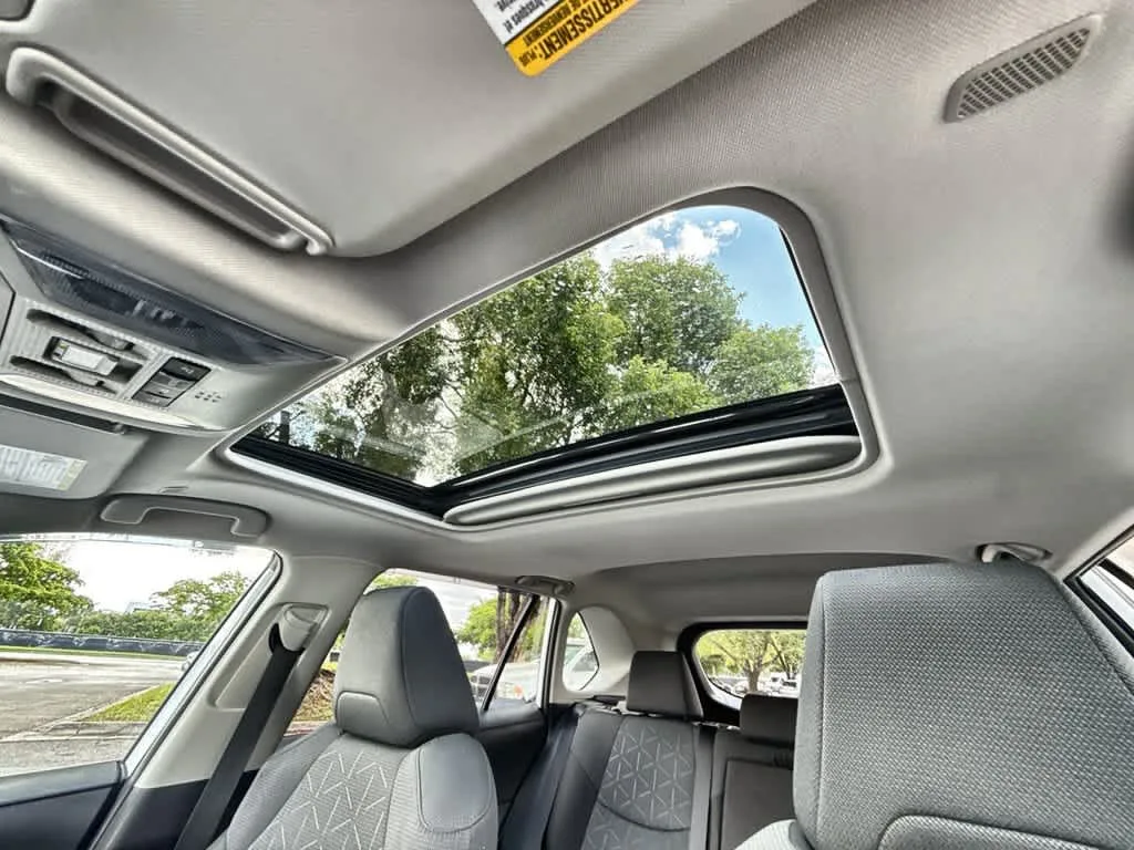 2025 Toyota RAV4 XLE photo 17