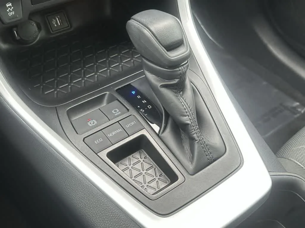 2024 Toyota RAV4 XLE photo 28