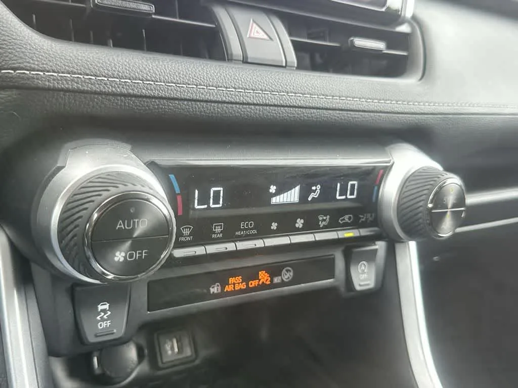 2024 Toyota RAV4 XLE photo 27