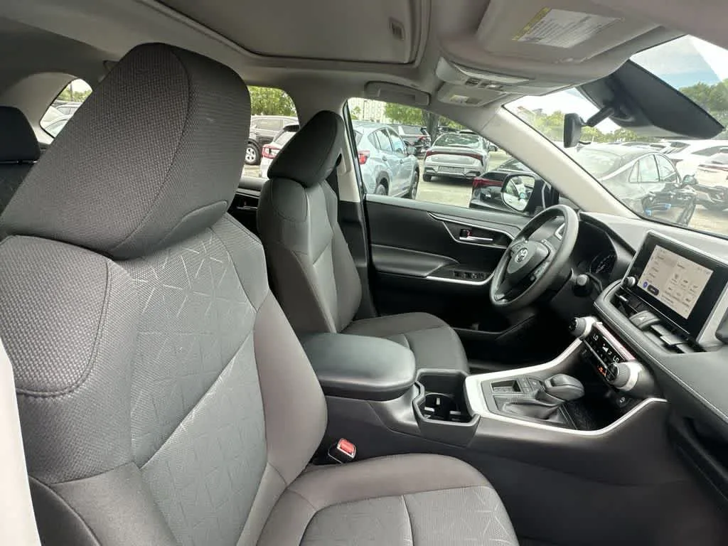 2024 Toyota RAV4 XLE photo 14
