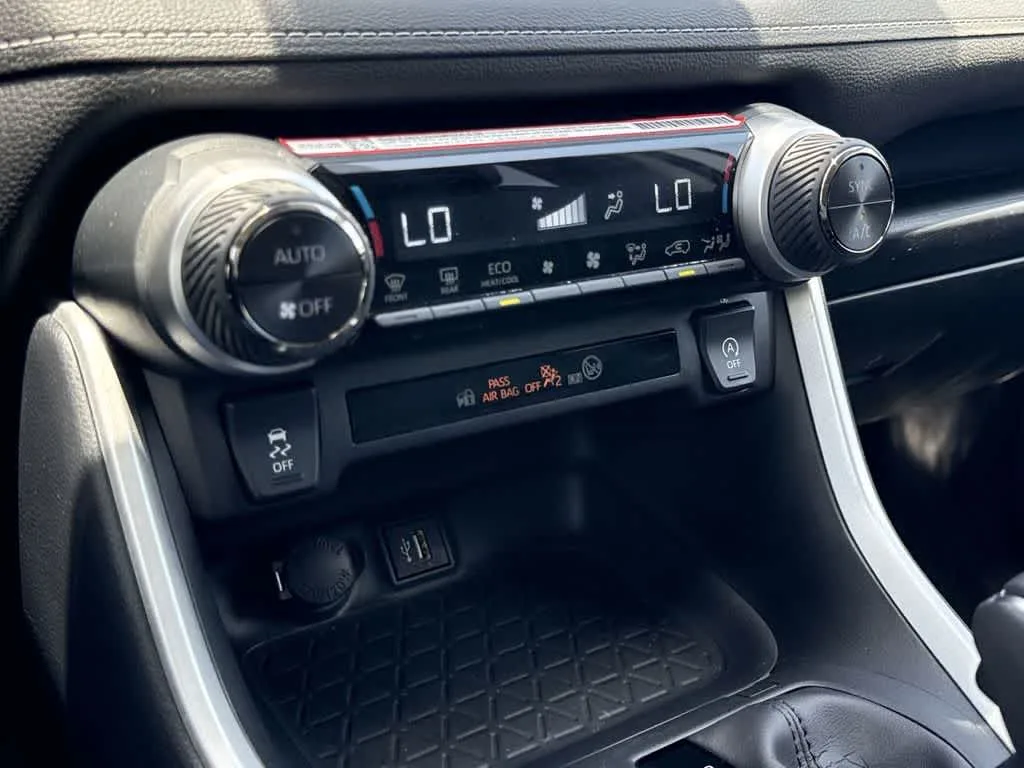 2025 Toyota RAV4 XLE Premium photo 20