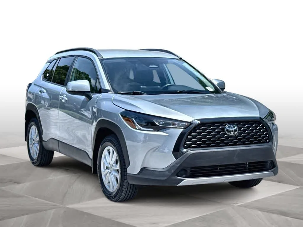 2024 Toyota Corolla Cross LE photo 2